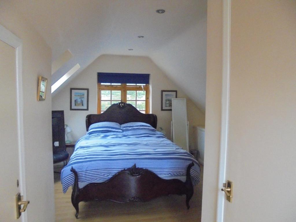 Schlafzimmer mit einem großen Bett mit blauer Decke in der Unterkunft Sail Loft in Eastbourne