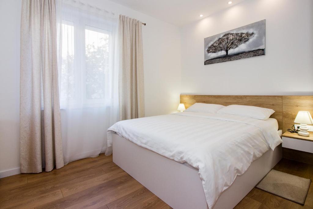 Posteľ alebo postele v izbe v ubytovaní Lugo Apartments