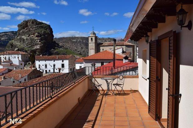 - Balcón con mesa y sillas en un edificio en Los Ayales, en Huelamos