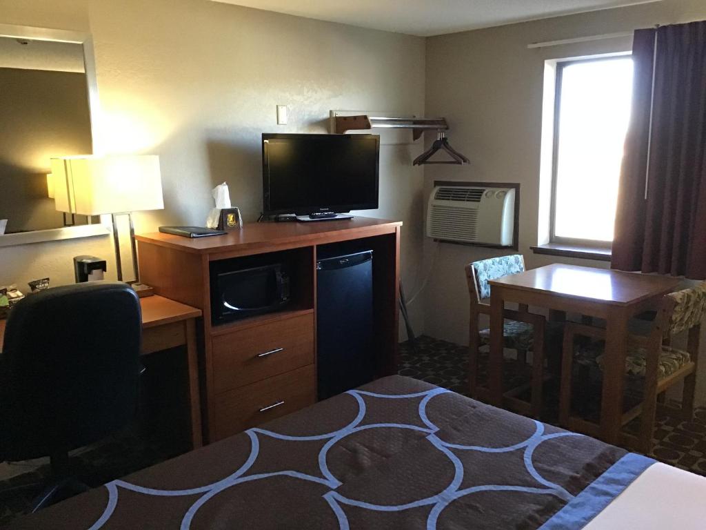 Super 8 by Wyndham Miles City - Habitación Con Cama Grande - No Fumadores