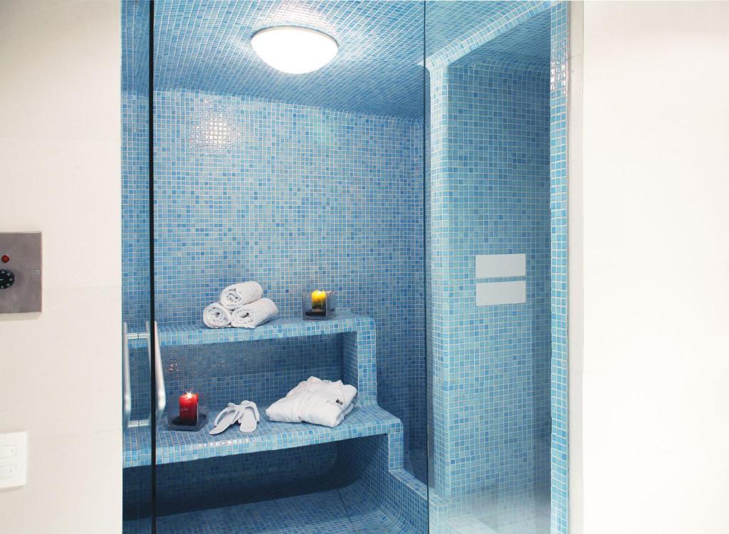 Postel nebo postele na pokoji v ubytování Blue Suites Hotel