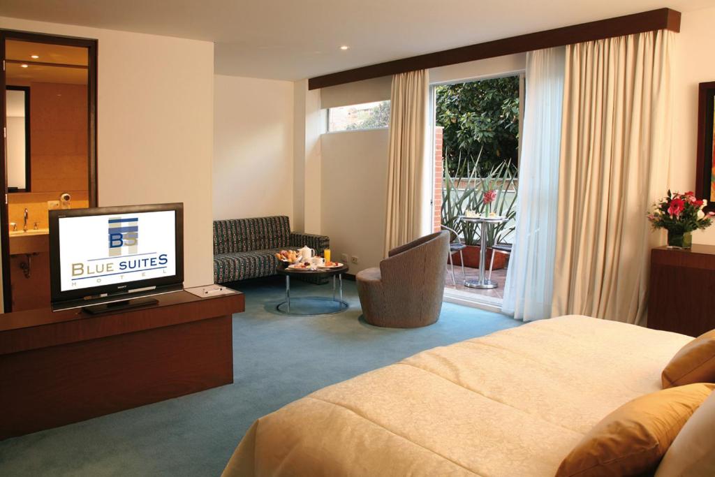 TV a/nebo společenská místnost v ubytování Blue Suites Hotel
