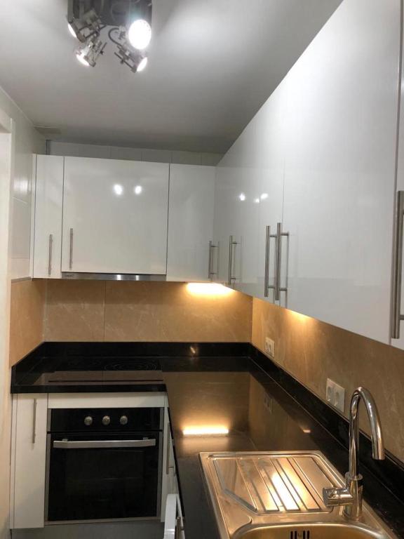 A kitchen or kitchenette at La Torre De La Roca