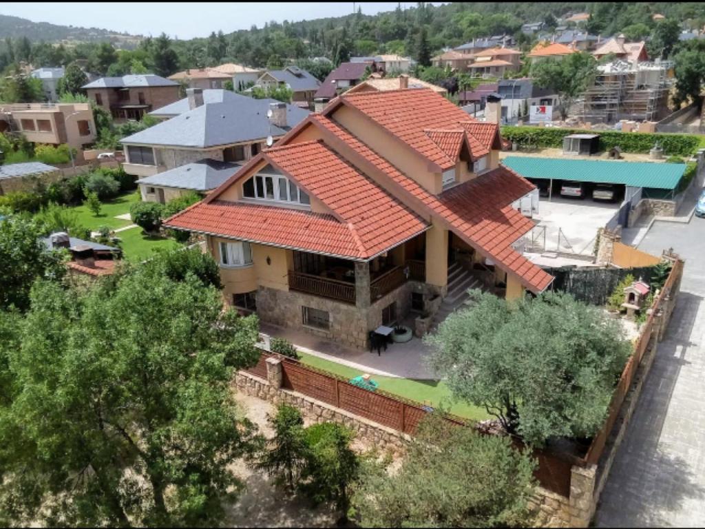 una vista aérea de una casa con techo naranja en Alojamiento Rural Samburiel, en Becerril de la Sierra