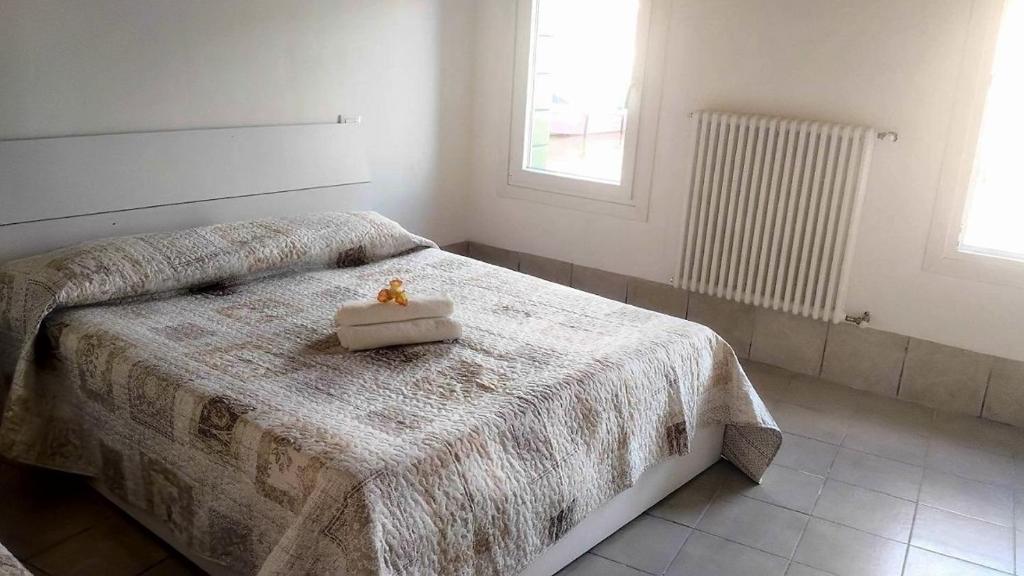 - une chambre avec un lit et une couette blanche dans l'établissement House on the water Murano, à Venise