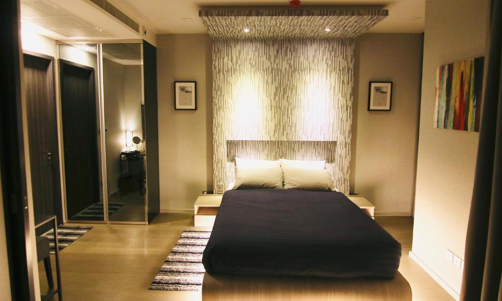 A bed or beds in a room at Luxurious & Romantic in the Heart of BKK. MRT/BTS!