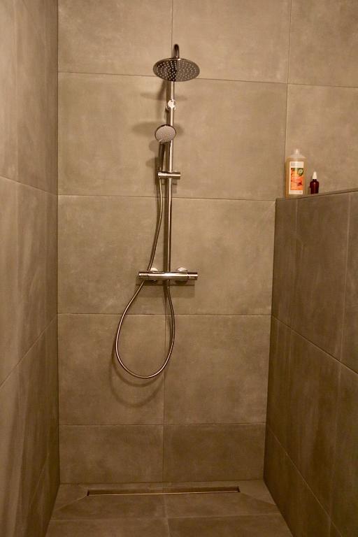 Een badkamer bij De Pelsertoren