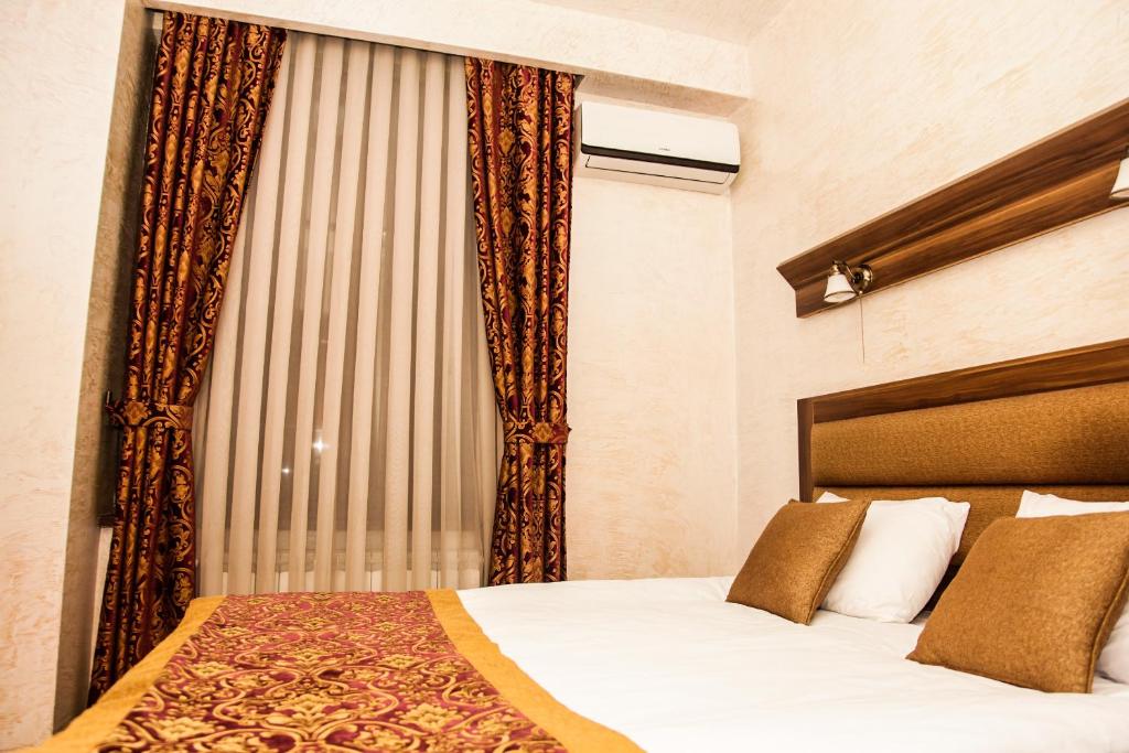 Postel nebo postele na pokoji v ubytování Iberia Palace Hotel