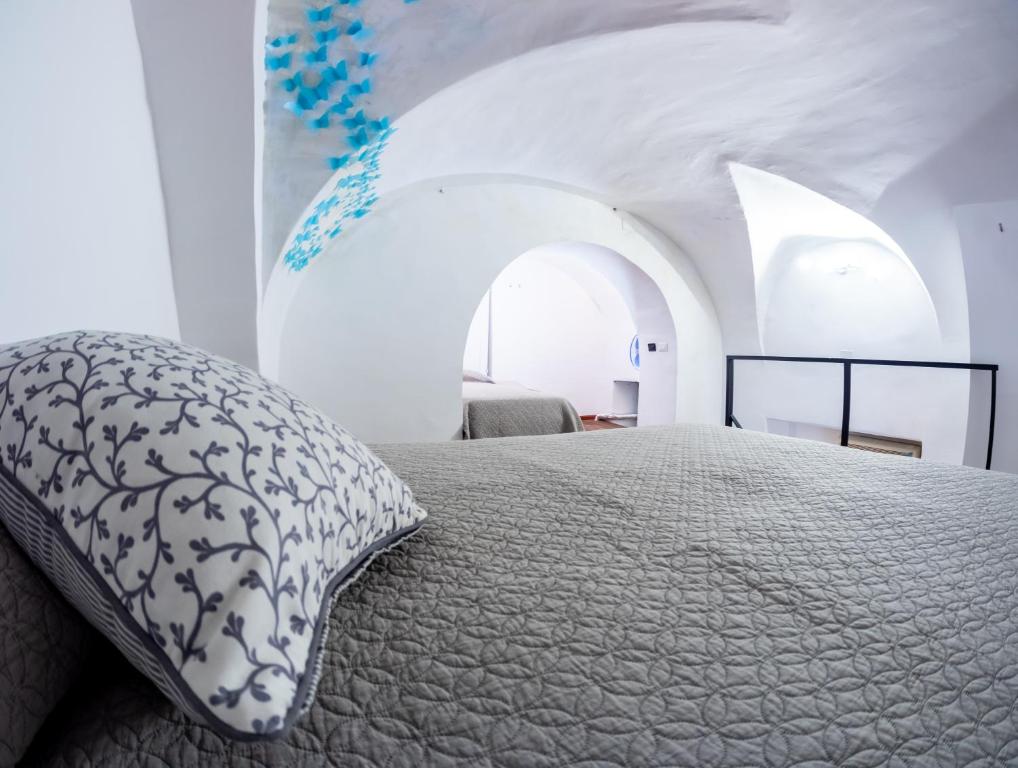 - une chambre avec un lit et un oreiller dans l'établissement SikulaHouse - apartment in the city center, à Catane