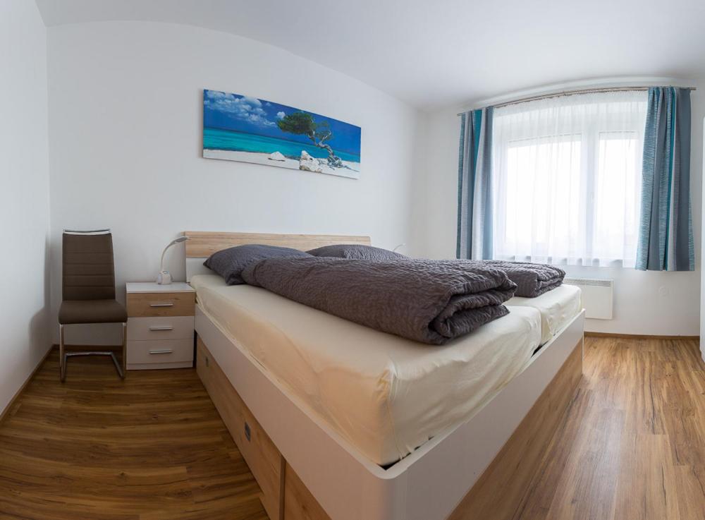 Bett in einem Zimmer mit einem Schreibtisch und einem Fenster in der Unterkunft eder-home in Reisenberg