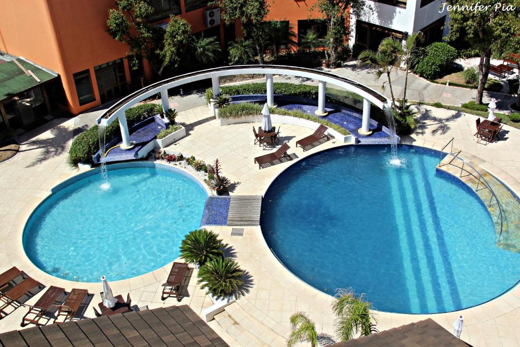 an overhead view of a swimming pool in a hotel at Guarita Park Hotel - By Life Hotéis in Torres