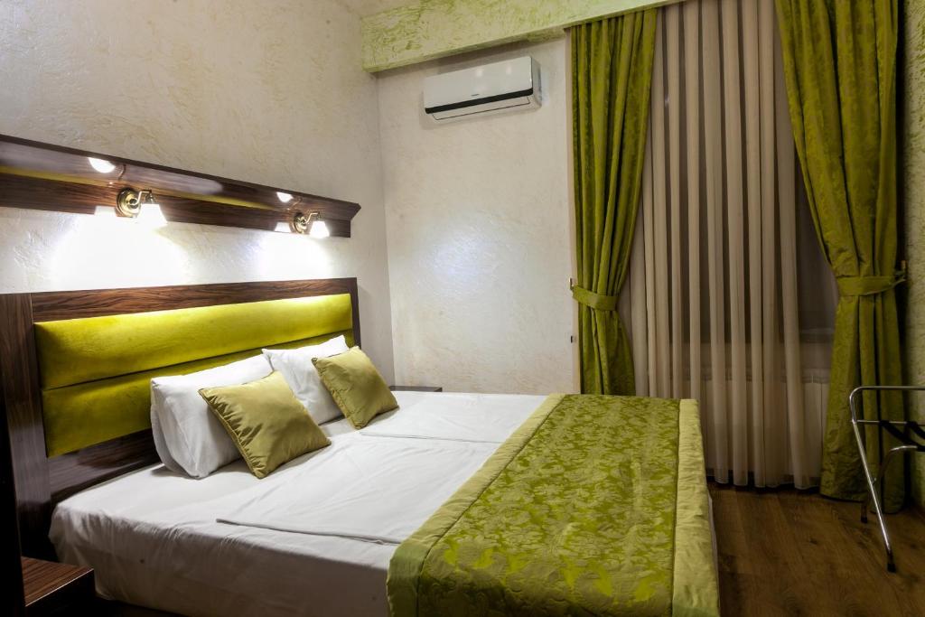 Postel nebo postele na pokoji v ubytování Iberia Palace Hotel