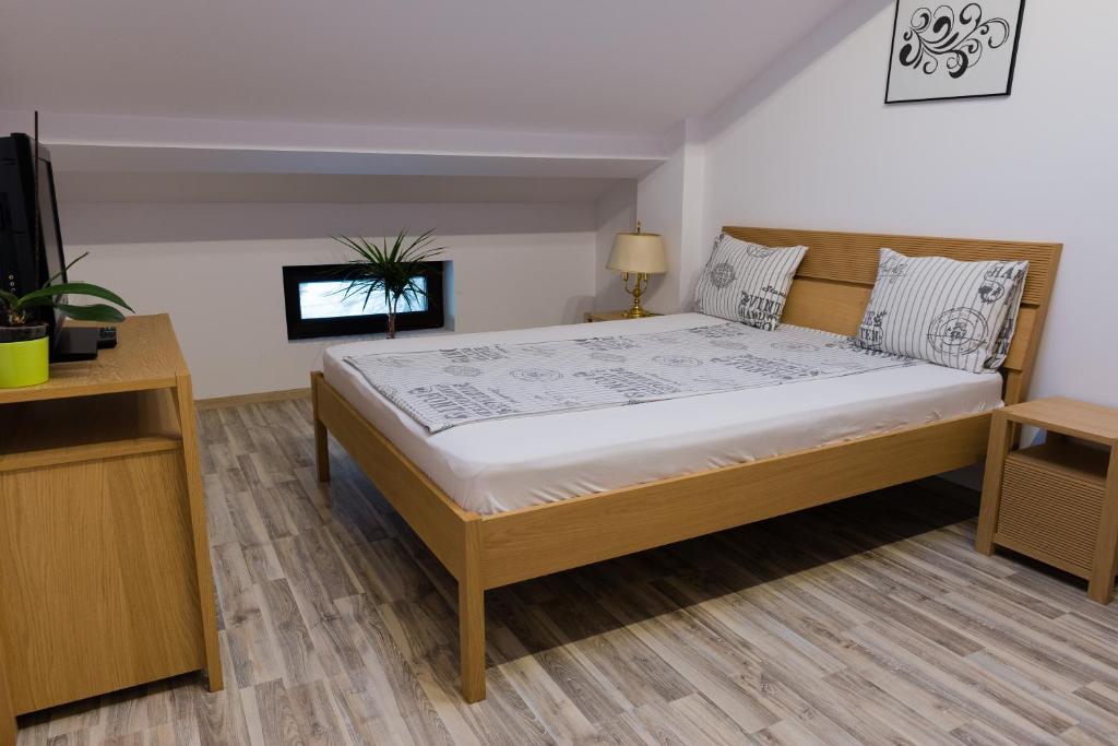 ein Schlafzimmer mit einem großen Bett und einem TV in der Unterkunft Romexpo Apartment Luxury - aproape de centru si parc Herastrau! in Bukarest