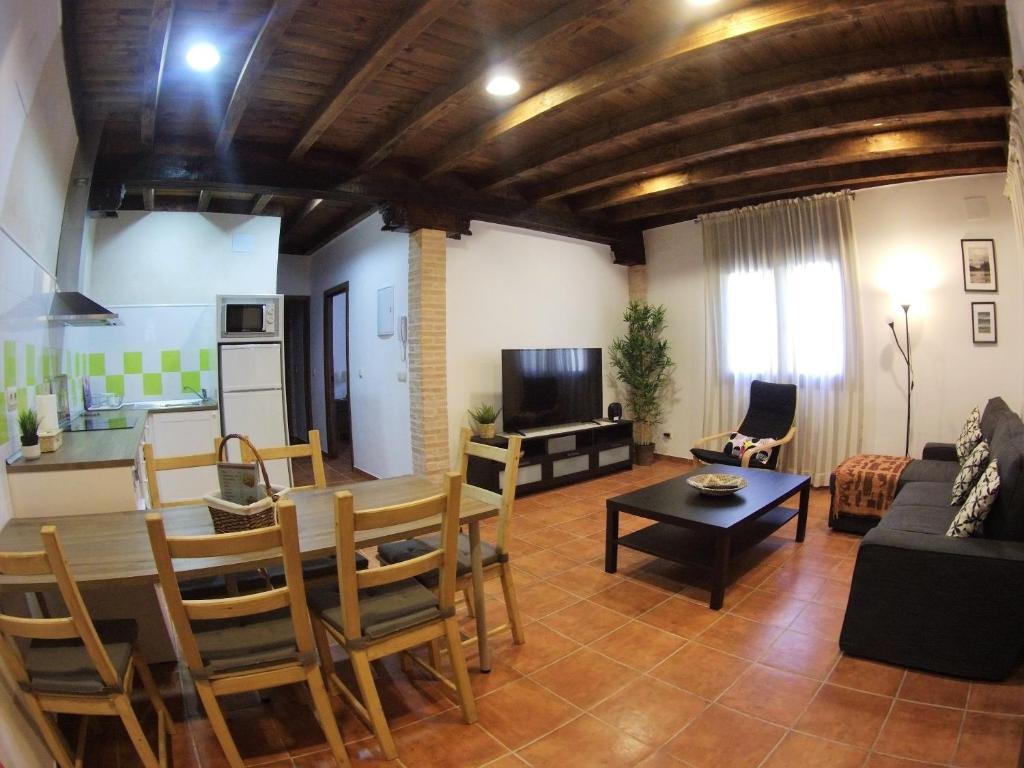 a living room with a table and a dining room at Apartamento los arcos in Cobisa