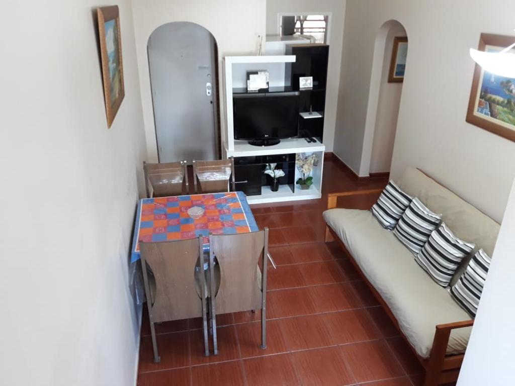  Comfortable flat one block to Copacabana beach