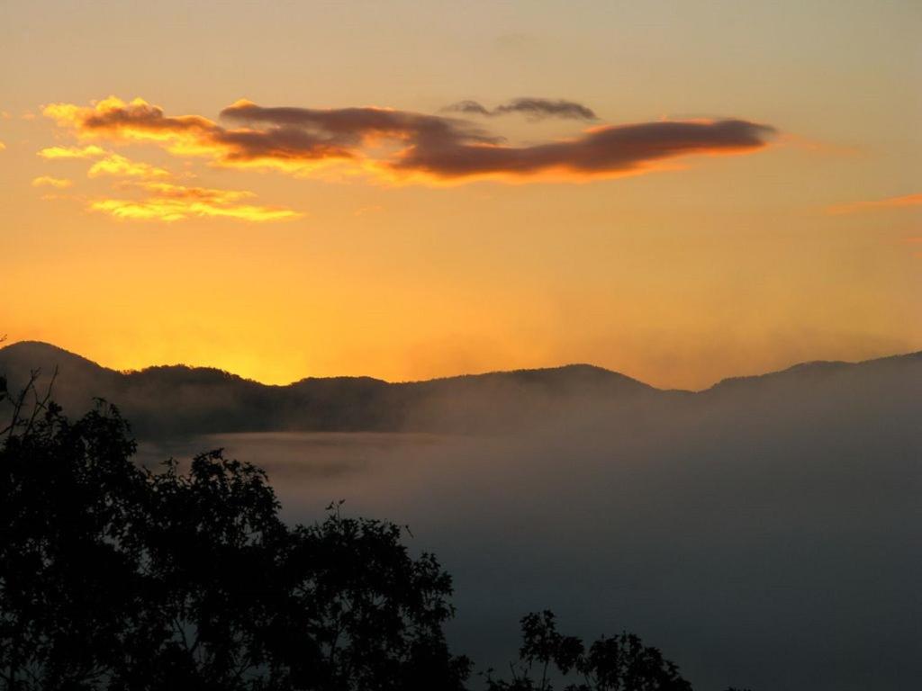 een mistige zonsopgang in de bergen met zonsondergang bij A Little Slice of Smokey Mountain Heaven with Wifi in Franklin