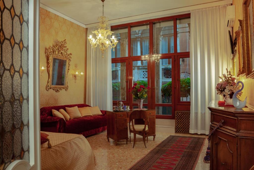 B&B Beroni a Venezia في البندقية: غرفة معيشة مع أريكة وطاولة