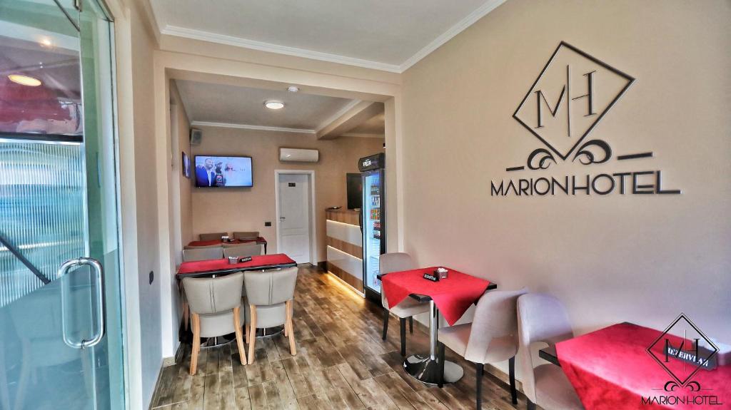 TV a/nebo společenská místnost v ubytování MARION HOTEL
