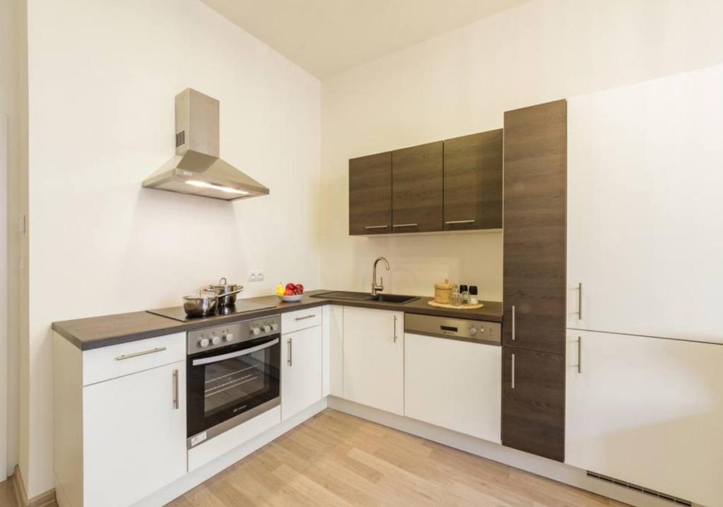 Central Prague Crown Apartments - 4