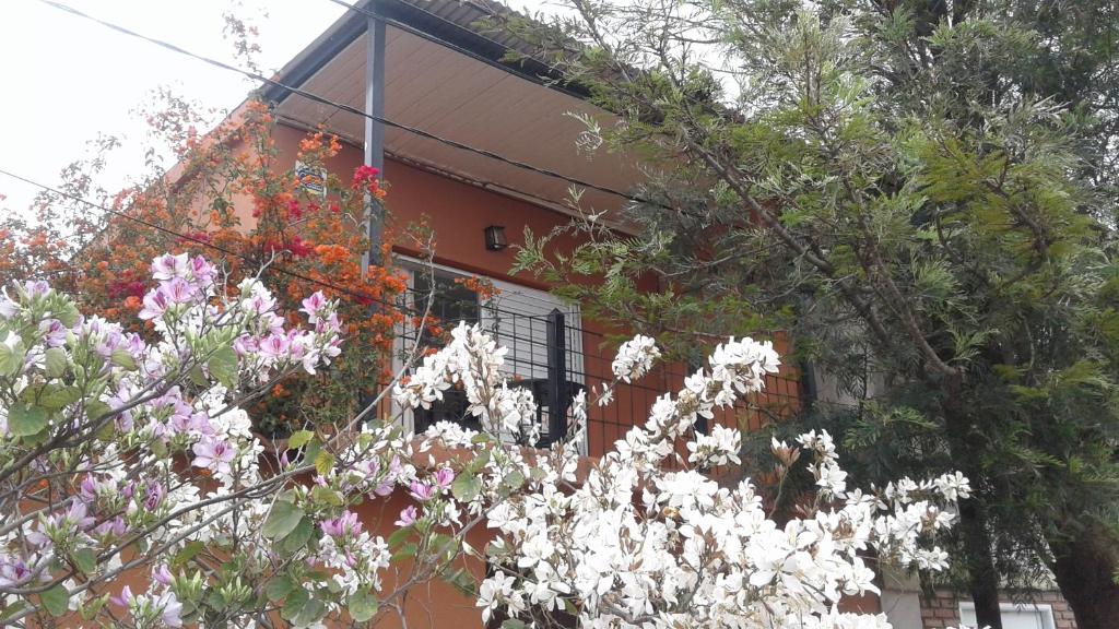 un edificio con flores delante en WAYRA TAKI (Canción del Viento) en San Fernando del Valle de Catamarca