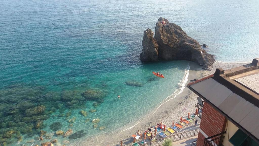 een luchtzicht op een strand met een rotsformatie bij Great Location Private Entrance in Monterosso al Mare