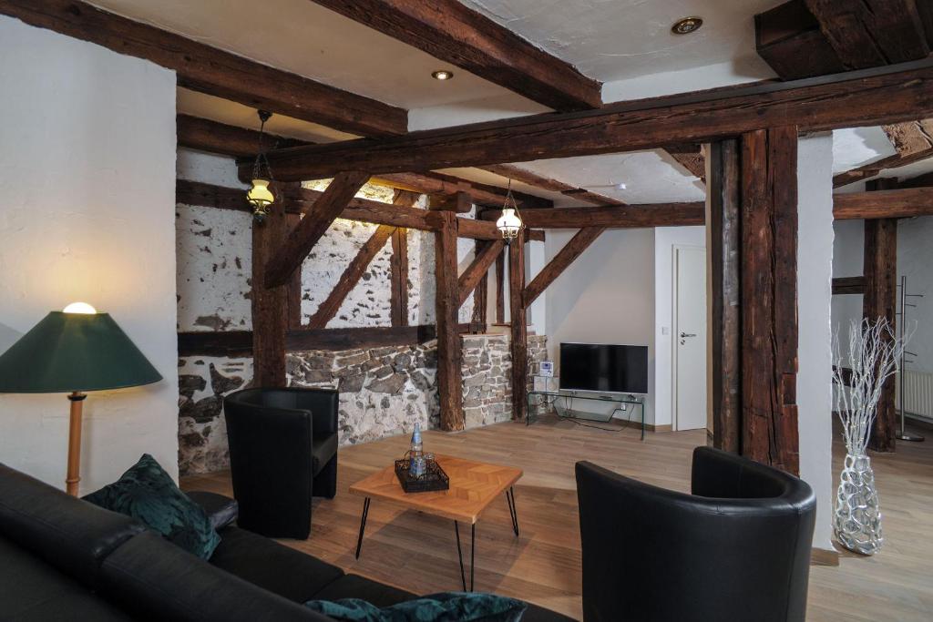 TV a/nebo společenská místnost v ubytování Designpension Traumschloss Hotel Garni