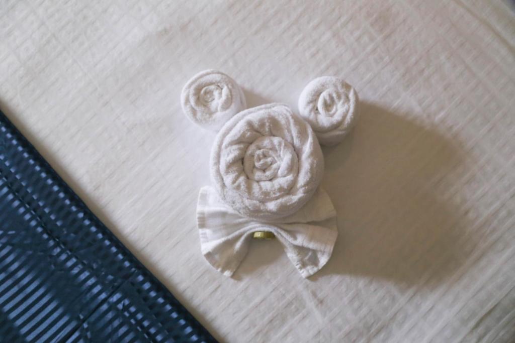 a group of fake roses with a bow on a napkin at Destiny Palms Hotel Maingate West in Kissimmee