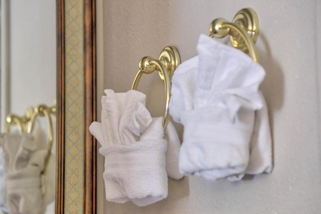 a group of towels hanging on a rack in front of a mirror at Destiny Palms Hotel Maingate West in Kissimmee