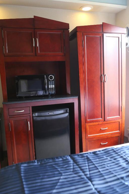 a kitchen with a microwave and a cabinet and a microwave at Destiny Palms Hotel Maingate West in Kissimmee