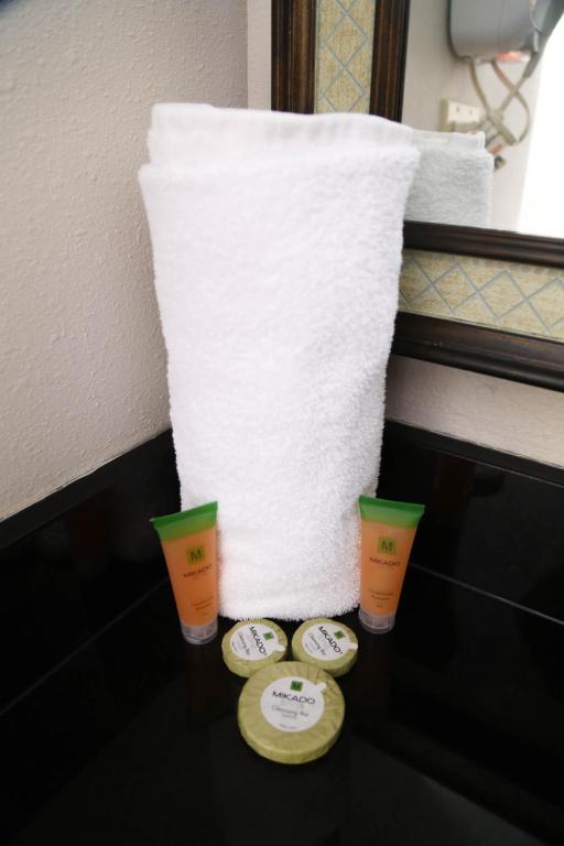 a roll of toilet paper and two cups on a counter at Destiny Palms Hotel Maingate West in Kissimmee