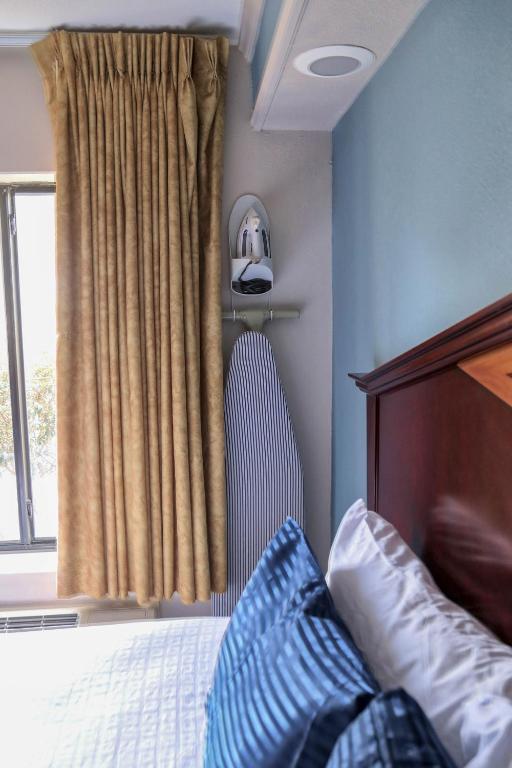 a bedroom with a bed and a window at Destiny Palms Hotel Maingate West in Kissimmee