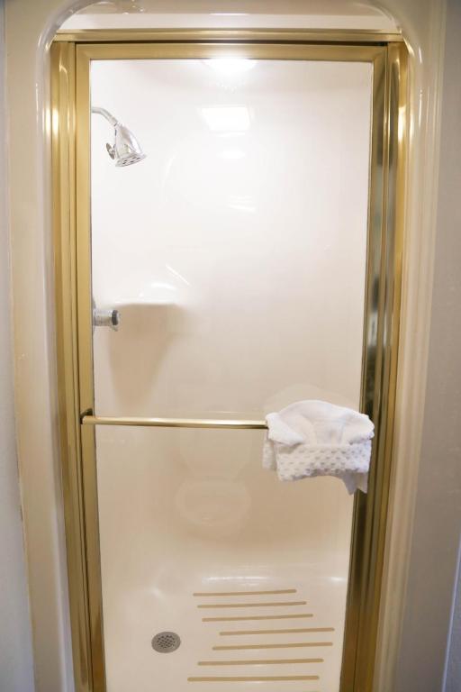 a refrigerator with a white towel on the door at Destiny Palms Hotel Maingate West in Kissimmee