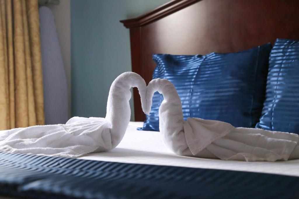 two swans sitting on top of a bed at Destiny Palms Hotel Maingate West in Kissimmee