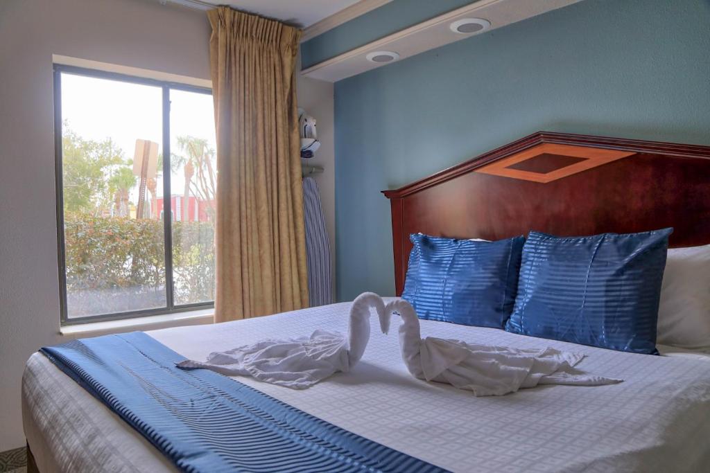 a bedroom with a bed with a swan decoration on it at Destiny Palms Hotel Maingate West in Kissimmee