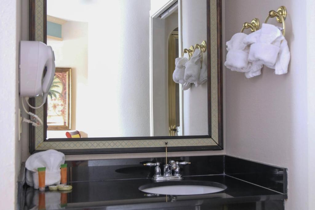 a bathroom with a sink and a mirror at Destiny Palms Hotel Maingate West in Kissimmee