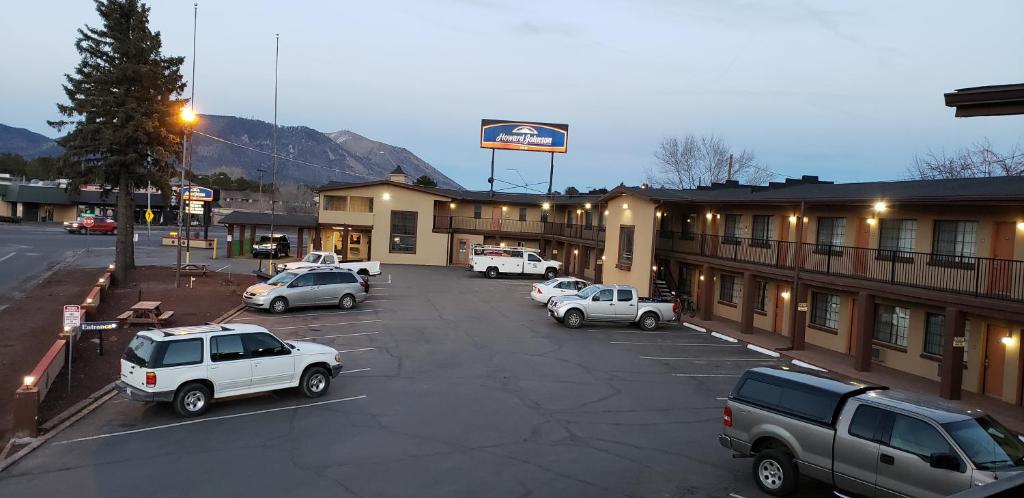Nespecifikovaný výhled na hory nebo výhled na hory při pohledu z motelu