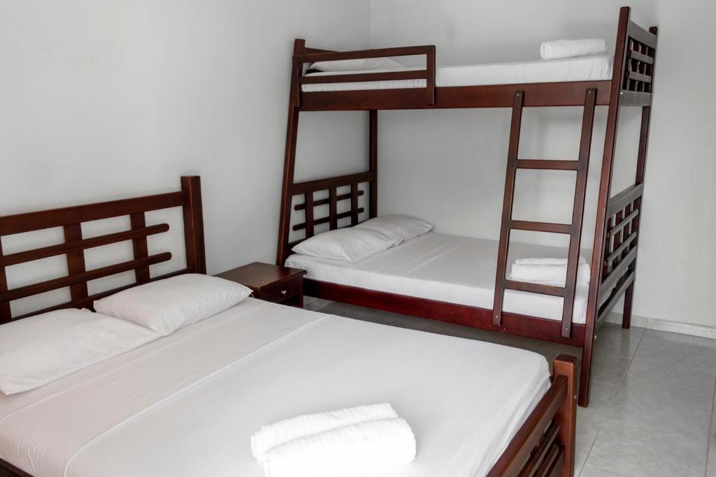 Postel nebo postele na pokoji v ubytování Victoria Imperial Hotel