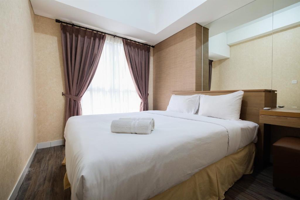 sypialnia z dużym białym łóżkiem i oknem w obiekcie Graceful and Luxury 1BR Casa de Parco Apartment By Travelio w mieście Samporo