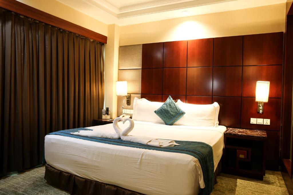 Postel nebo postele na pokoji v ubytování SkyCity Hotel Gurgaon