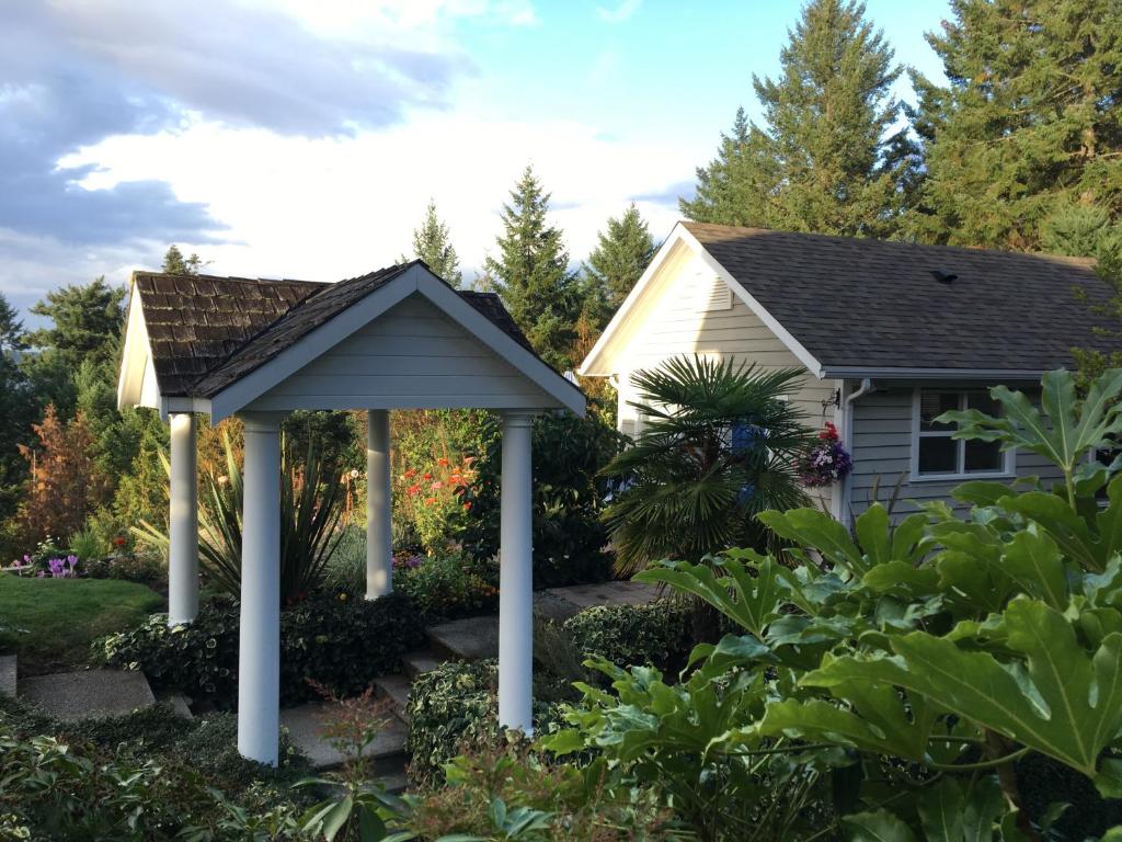 a gazebo in the front yard of a house at Belle Maison Auprès De La Mer in Sidney
