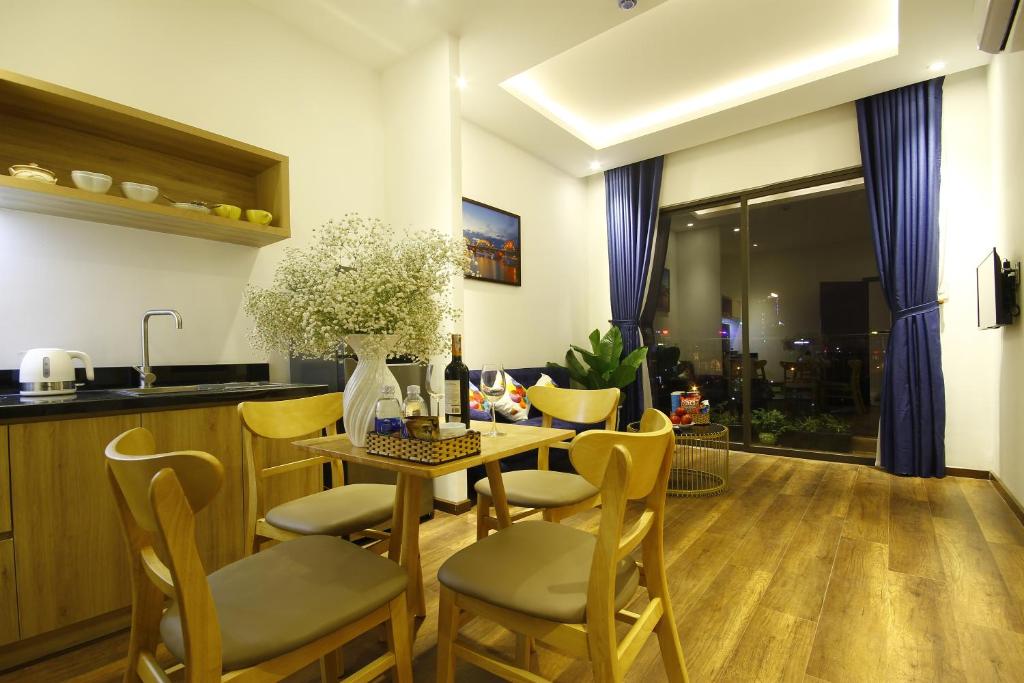 A compact kitchen-dining area with a four-seat table and city-facing glazing.