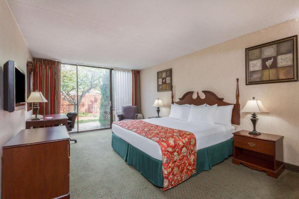 Postel nebo postele na pokoji v ubytování Ramada by Wyndham Triangle/Quantico