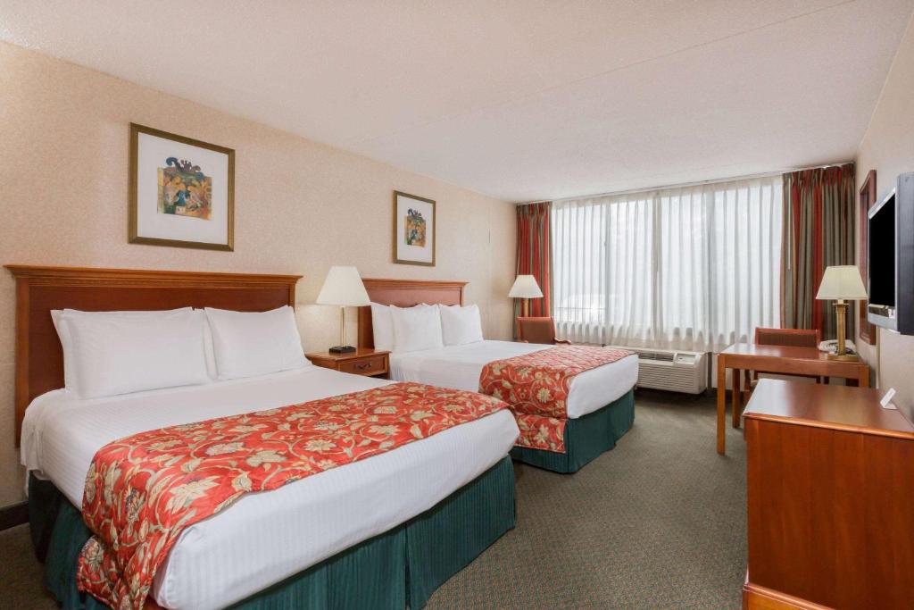 Postel nebo postele na pokoji v ubytování Ramada by Wyndham Triangle/Quantico