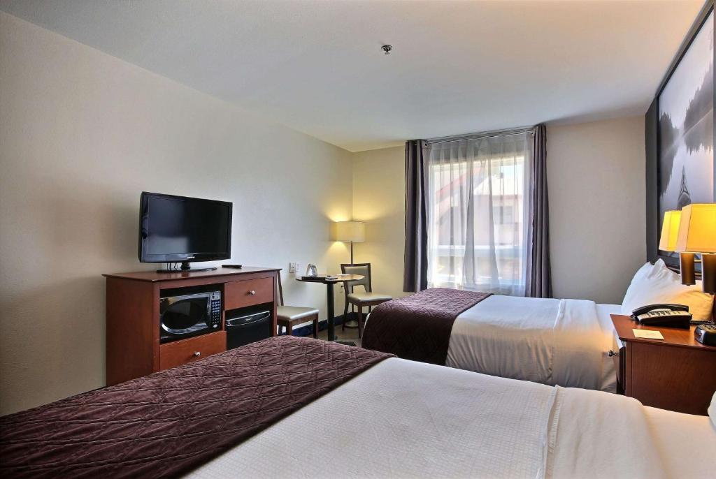 Postel nebo postele na pokoji v ubytování Super 8 by Wyndham Trois-Rivieres
