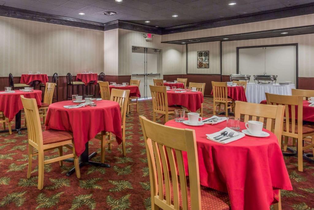 Restaurace v ubytování Ramada by Wyndham Triangle/Quantico