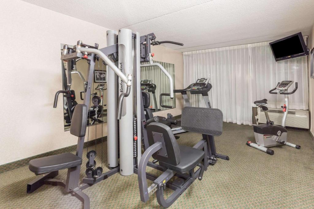 Fitness centrum a/nebo fitness zařízení v ubytování Ramada by Wyndham Triangle/Quantico