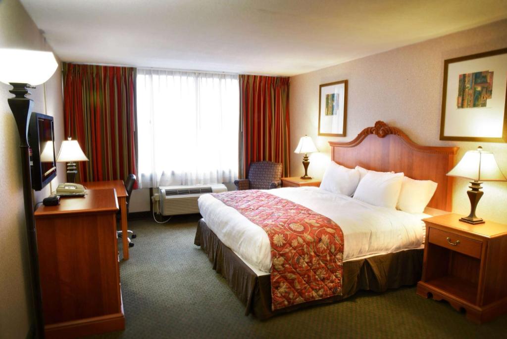 Postel nebo postele na pokoji v ubytování Ramada by Wyndham Triangle/Quantico