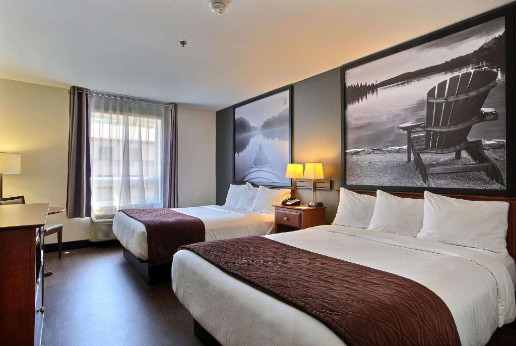 Postel nebo postele na pokoji v ubytování Super 8 by Wyndham Trois-Rivieres