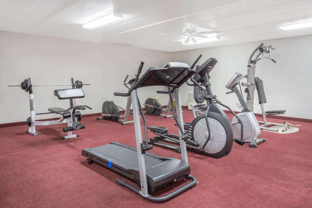 Fitness centrum a/nebo fitness zařízení v ubytování Super 8 by Wyndham Bedford