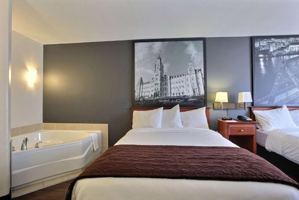 Postel nebo postele na pokoji v ubytování Super 8 by Wyndham Trois-Rivieres